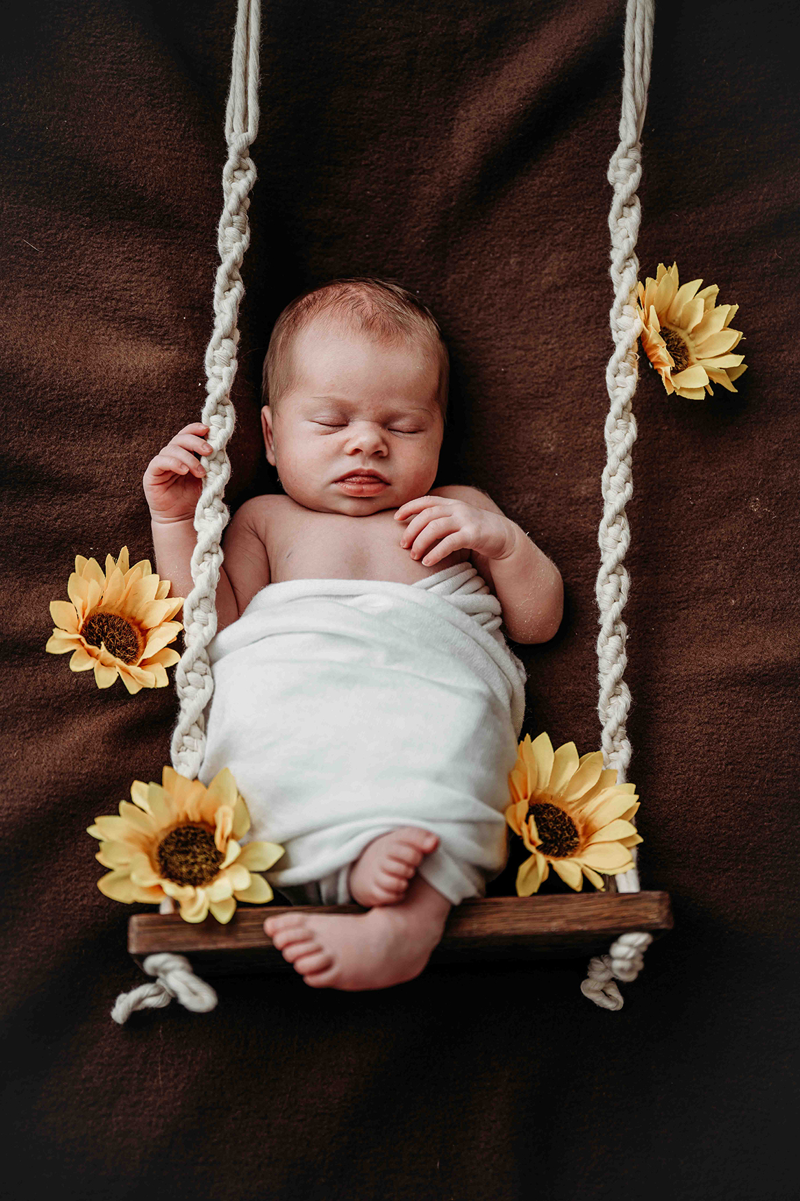 Baby etwa 1 Woche alt, liegt in mitten einer Blumenranken Schaukel, Neugeborenen Fotografie, Familienfotografie, Schnickitafotografie