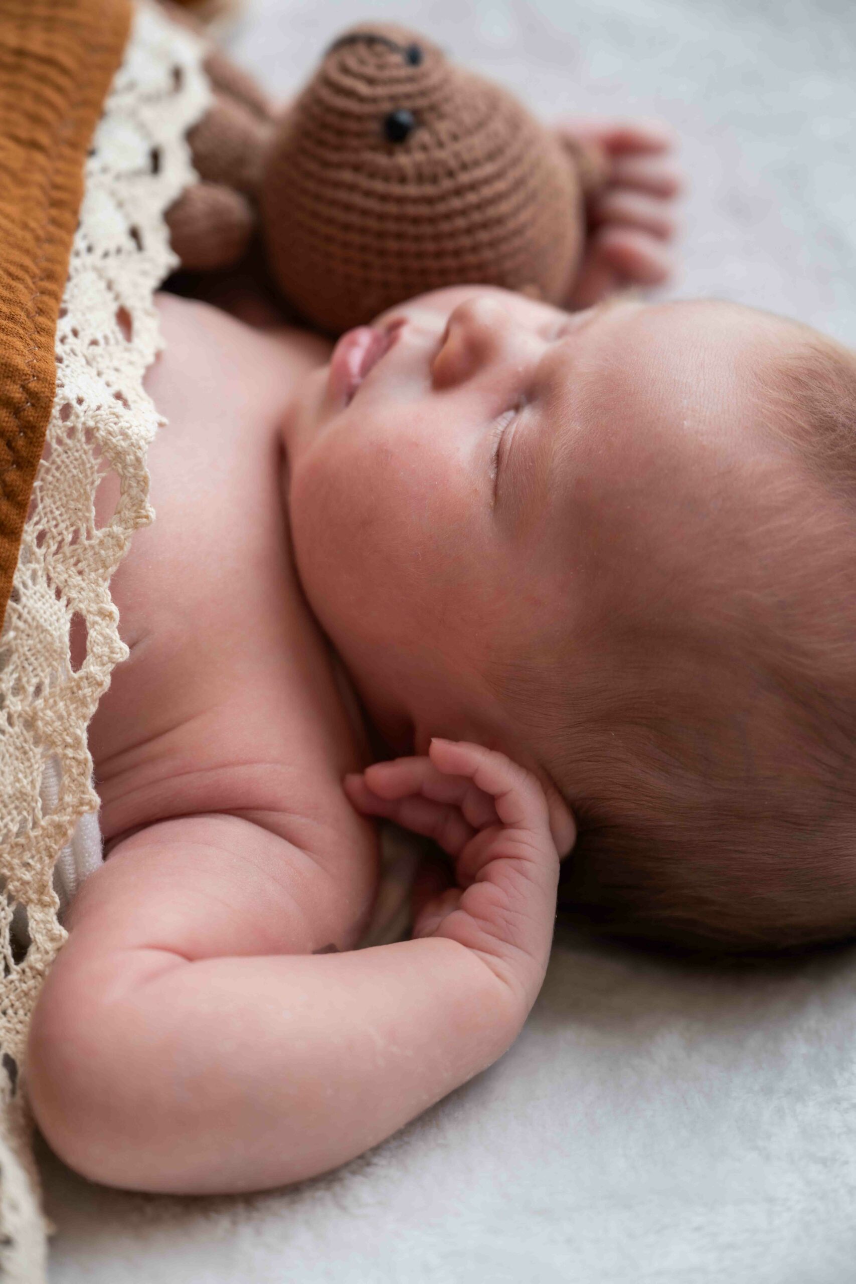 Babymädchen in braunes Tuch gehüllt, Seitlich fotografier