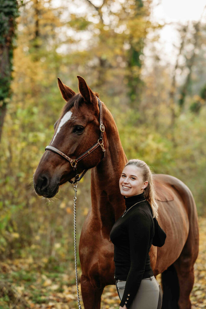 Karo mit ihrer braunen Stute Vali, Pferdefotografie, Schnickita Fotografie