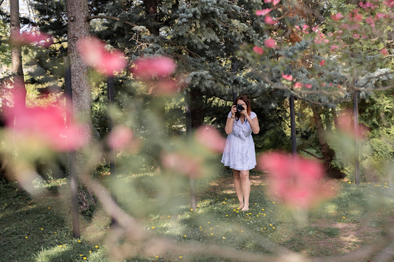 Marion von Schnickita-Fotografie steht beim Baum und fotografiert