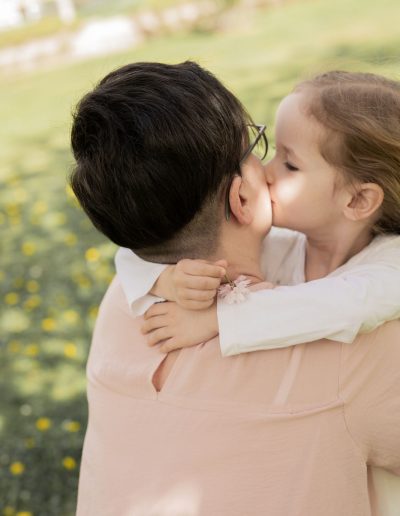 Tochter umarmt und küsst ihre Mutter