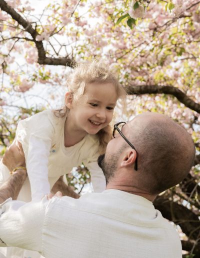 Vater hebt Tochter hoch