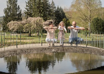 Mutter, Tochter und Vater auf einer Brücke