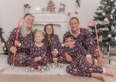 Familie in Weihnachspyjama