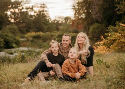 Familie auf Herbstwiese