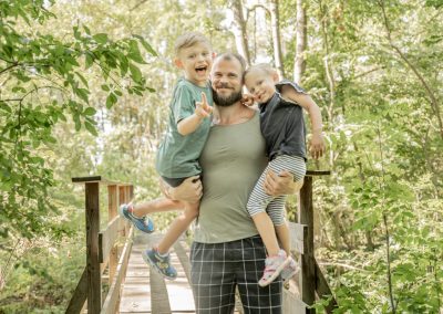 Vater mit seinen Kindern auf den Schultern