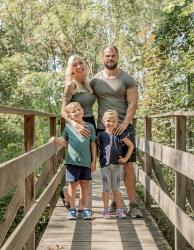 Mutter, Vater, Sohn und Tochter auf einer Brücke