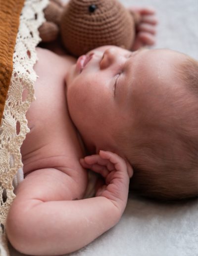 Neugeborenes Baby schläft