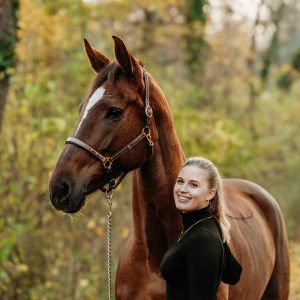 Karo mit ihrer braunen Stute Vali, Pferdefotografie, Schnickita Fotografie
